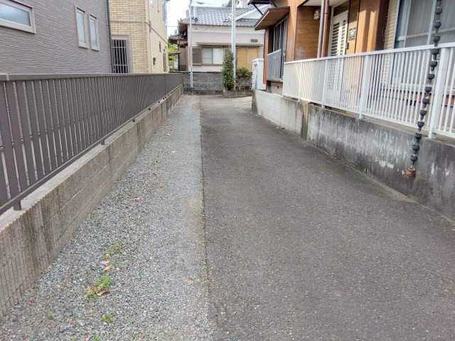 売土地　富士市神谷の前面道路含む現地写真|スーパー・ドラッグストア・コンビニまで車で10分圏内です。生活利便性の高い土地になっています。