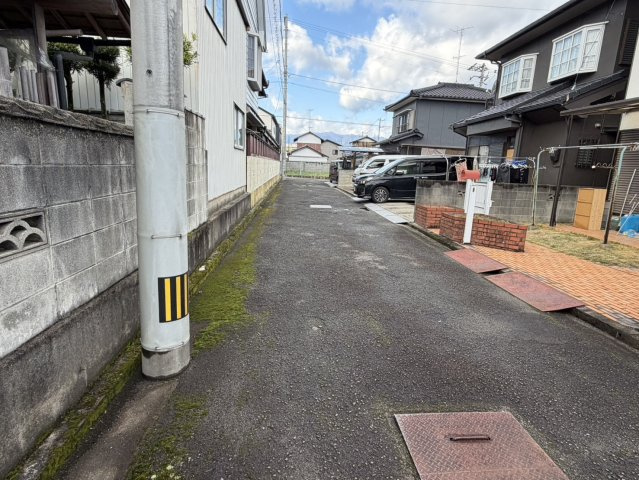 西条市小松町新屋敷甲333-5　売土地の前面道路含む現地写真
