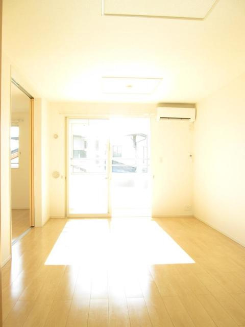 ヴィラ・シャンテＡの居間・リビング|居室・リビング