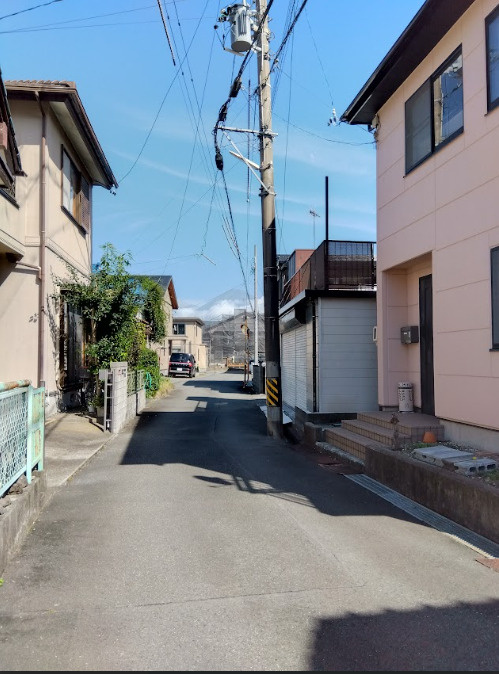 売土地　富士市中之郷の前面道路含む現地写真|スーパー・ドラッグストア・コンビニまで車で10分圏内です。生活利便性の高い土地になっています。