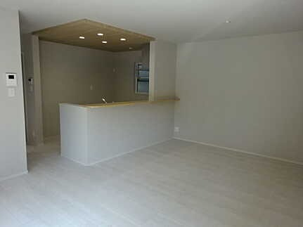 広島市南区丹那新町　新築一戸建ての前面道路含む現地写真