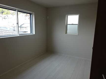 広島市南区丹那新町　新築一戸建ての前面道路含む現地写真