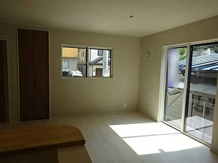 広島市南区丹那新町　新築一戸建ての前面道路含む現地写真