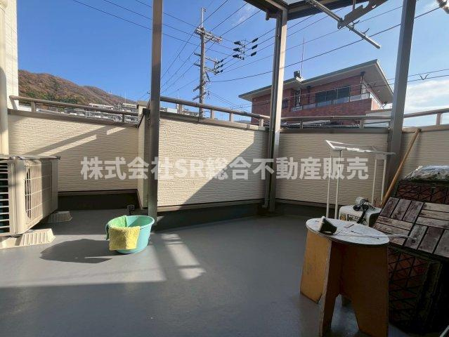 日下町2丁目中古戸建のバルコニー|陽当たり良好の広々バルコニーで洗濯物が乾きやすいです！