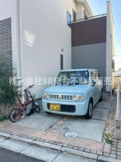 日下町2丁目中古戸建の駐車場|お車をお持ちの方には嬉しい駐車場付で車高関係なく駐車できます！