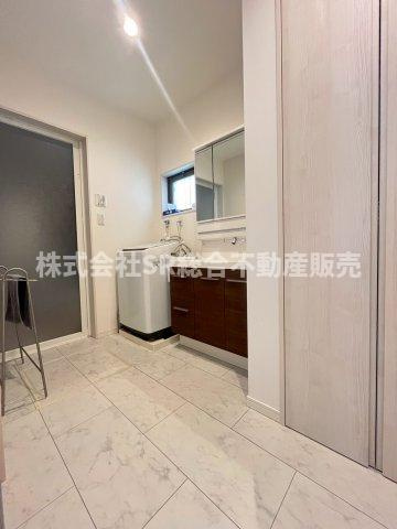 日下町2丁目中古戸建の脱衣所|室内洗濯機置場もあり広めの脱衣場です！