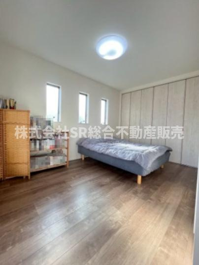 日下町2丁目中古戸建の寝室|2F・洋室6.8帖。収納容量たっぷりのクローゼットもあります♪寝室にいかがでしょうか。
