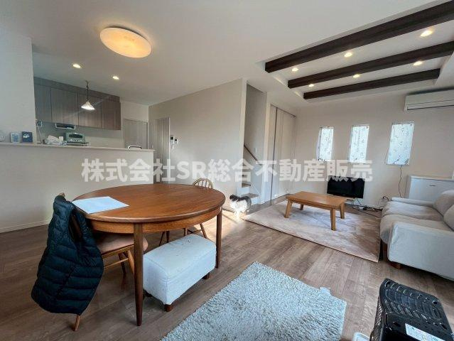 日下町2丁目中古戸建の居間・リビング|折り上げ天井がいいアクセントになってます♪