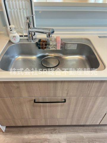 日下町2丁目中古戸建のキッチン|広めのシンクで作業がしやすいです♪