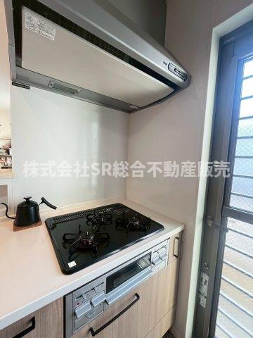 日下町2丁目中古戸建のキッチン|3口コンロ、グリル付きです！