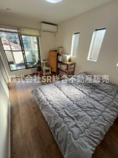 日下町2丁目中古戸建の寝室|広くて明るい寝室