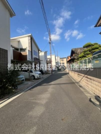 日下町2丁目中古戸建の前面道路含む現地写真|前道4.7ｍで駐車もしやすく、お家の前でお子様を遊ばせるのにも安心です。