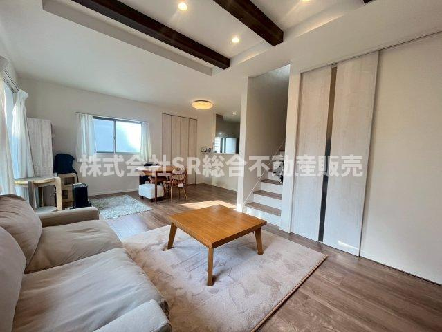 日下町2丁目中古戸建の居間・リビング|リビングは広々18帖♪開放感のある明るい空間でご家族でゆったりお過ごしいただけます！