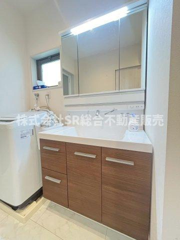 日下町2丁目中古戸建の独立洗面台|3面鏡・シャワー付きの独立洗面台で使いやすいです！