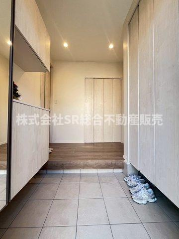 日下町2丁目中古戸建の玄関|姿見付のシューズボックスもありお出かけ前の身だしなみチェックができます！