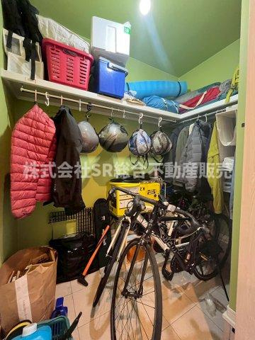 日下町2丁目中古戸建の収納|シューズインクローゼット有♪キャンプ用品、防災用品等収納できます！