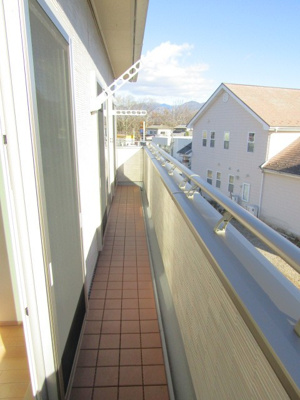 【バルコニー】 | 【オール電化】北杜市長坂町富岡 | 暖かな日差しのふりそそぐバルコニー