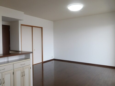 【居間・リビング】 | パークスカイタワー松戸 | LD（約13.3畳）別角度　※2025年7月撮影