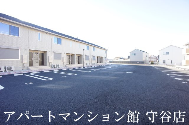 サンモールBの駐車場