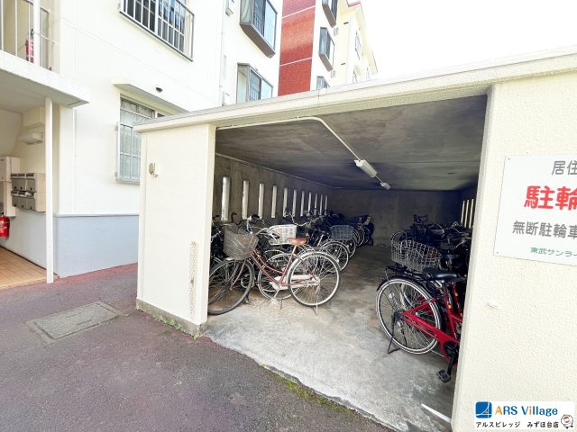 東武サンライトマンションけやき2号棟の駐輪場|屋根がある為、雨から自転車を守ります。
