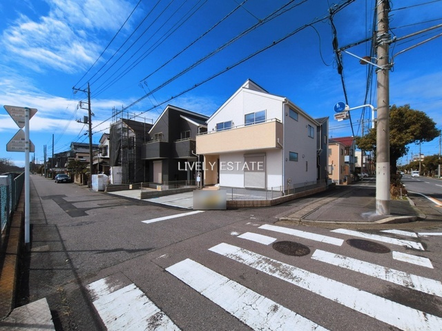 越谷市大沢 新築分譲住宅 全2棟 1号棟の前面道路含む現地写真