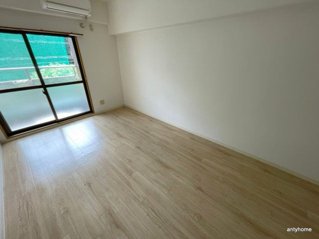 INOVE上山手　仲介手数料無料の居間・リビング