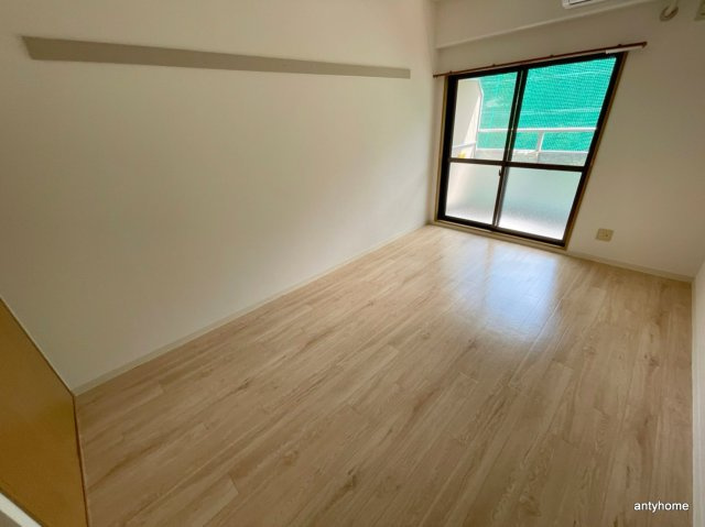 INOVE上山手　仲介手数料無料の居間・リビング