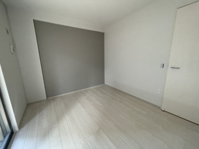 【寝室】 | ブライトガーデン | ゆったりとした居間です