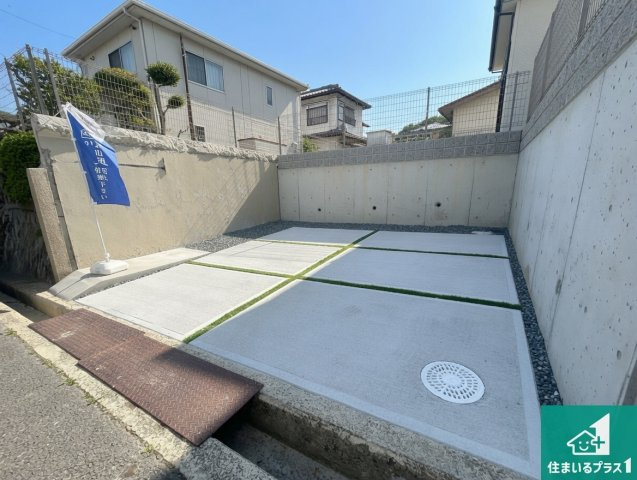 宝塚市中山桜台　第2期　新築一戸建ての駐車場|並列3台駐車可能！ゆとりの駐車スペースで車庫入れもスムーズ！

