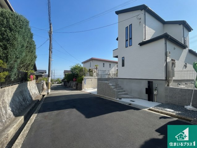 宝塚市中山桜台　第2期　新築一戸建ての前面道路含む現地写真|車通りの少ない前面道路！お子様がいらっしゃるご家族でも安心！