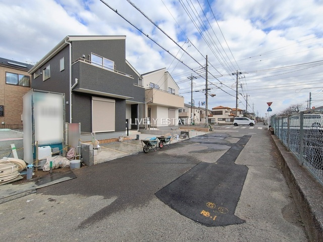 越谷市大沢 新築分譲住宅 全2棟 2号棟の前面道路含む現地写真