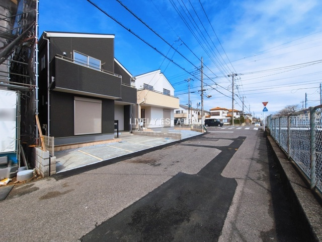 越谷市大沢 新築分譲住宅 全2棟 2号棟の前面道路含む現地写真