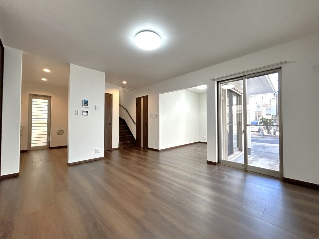 【居間・リビング】 | 2026年１月8日撮影
ご自宅から現地まで、当社スタッフがお車にて、「お迎え・お送り」をしております。ぜひお気軽にお問い合わせくださいませ♪