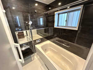 【浴室】 | 2026年１月8日撮影
ご自宅から現地まで、当社スタッフがお車にて、「お迎え・お送り」をしております。ぜひお気軽にお問い合わせくださいませ♪