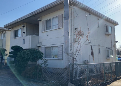 【外観】 | ラプラスさがみＡ・Ｂ棟 | 外観はマンション管理がされているかの目安になります。築年数が古いと、壁面は劣化してひび割れが生じることも！建物が古びていても細かいところが修繕されていると、きちんと管理されているなぁと感じるでしょう。