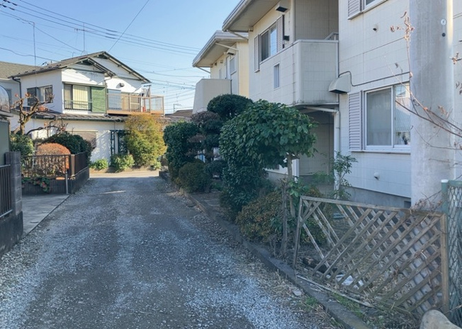 【駐車場】 | ラプラスさがみＡ・Ｂ棟 | 車一台あたりに必要なスペースは、標準サイズの普通自動車で横幅2m50cm、長さ5mは必要になります。ただし、乗降のことも考慮して横幅3m30cm、長さ5m50cmほどは確保できるところを選びましょう。