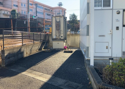 【外観】 | ヴィクトリアコーポＭ | 最寄り駅が近いなどの交通アクセスが良い土地だと暮らしやすいですよね。通勤・通学の観点から土地を選ぶことも大切です！自身や家族のライフワークからあったの物件を探しましょう！当社営業がお力になります！