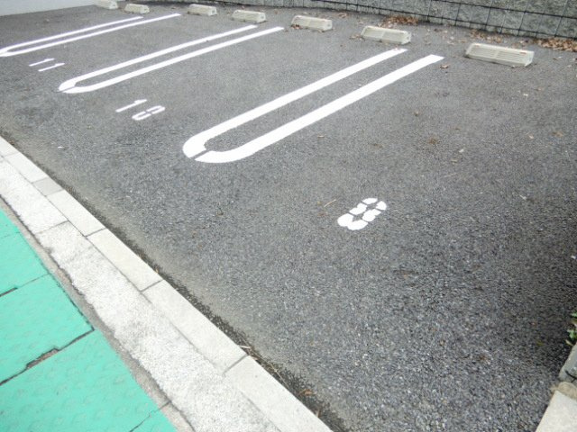 クロユリの駐車場