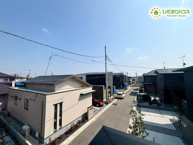 鴻巣市滝馬室　第2期　新築一戸建て　ワイウッドコート　01の展望|周囲の落ち着いた街並みを見渡せます！
高い建物が隣接していないため、開放感があり、心地よい風が通り抜けます。
お天気の良い日には、広い空を眺めながらリラックスした時間を過ごせますね( *´艸｀)