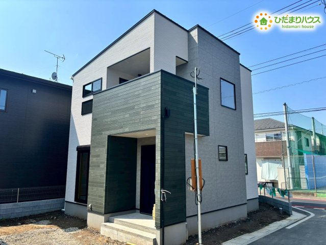 鴻巣市滝馬室　第2期　新築一戸建て　ワイウッドコート　01の外観|スタイリッシュで落ち着いた色合いのモダンな外観です！
周囲の視線を適度に遮る設計で、プライバシーを守りながら快適に過ごせます★