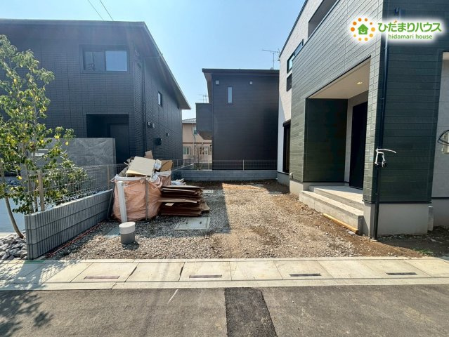 鴻巣市滝馬室　第2期　新築一戸建て　ワイウッドコート　01の駐車場|ゆとりのある駐車スペースを確保しています！
並列で車を停めることができるため、朝の忙しい時間帯の出し入れもスムーズ♪