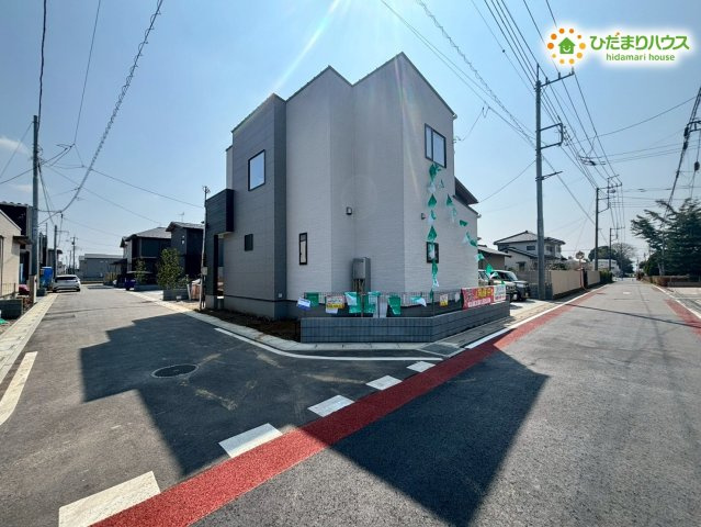 鴻巣市滝馬室　第2期　新築一戸建て　ワイウッドコート　01の前面道路含む現地写真|角地につき日当たり・通風良好◎
