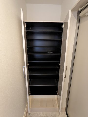 チェリーブロッサム新瑞橋の玄関|302号室シューズボックス