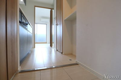 【玄関】 | SPAZIO METALLO(スパジオ・メタロ) | 収納もある玄関です