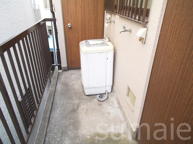きよいコーポのその他|玄関横洗濯機置き場です