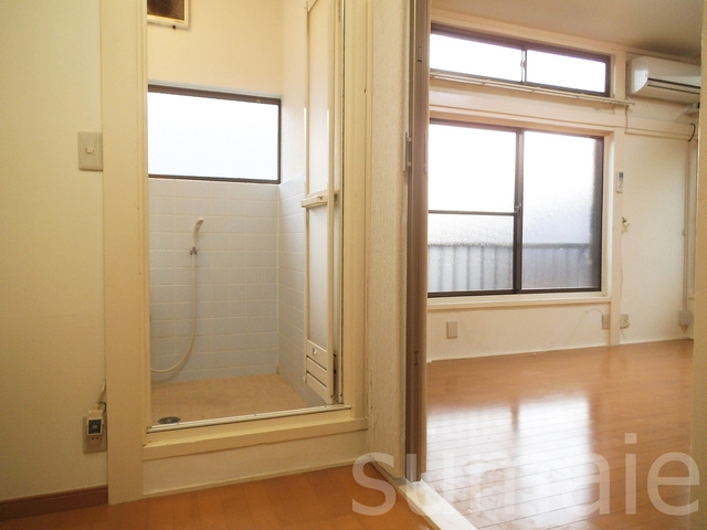 きよいコーポの居間・リビング|窓が沢山で明るいお部屋です！