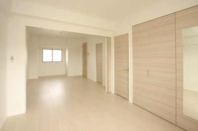 【居間・リビング】 | エンクレスト日赤通り | アレンジ自由自在の広々空間です！