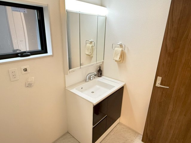 川口市戸塚鋏町1期　新築一戸建て　1号棟の独立洗面台|独立洗面化粧台が付いています