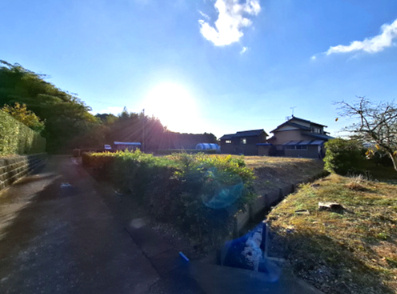売土地　菊川市川上の前面道路含む現地写真