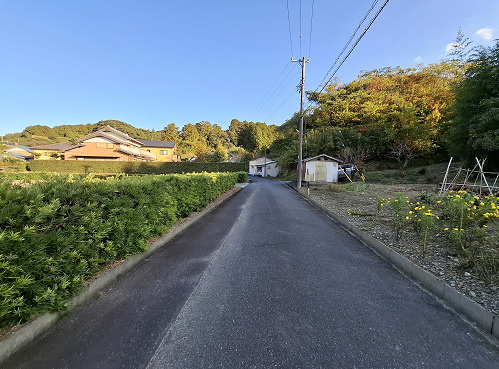 売土地　菊川市川上の前面道路含む現地写真